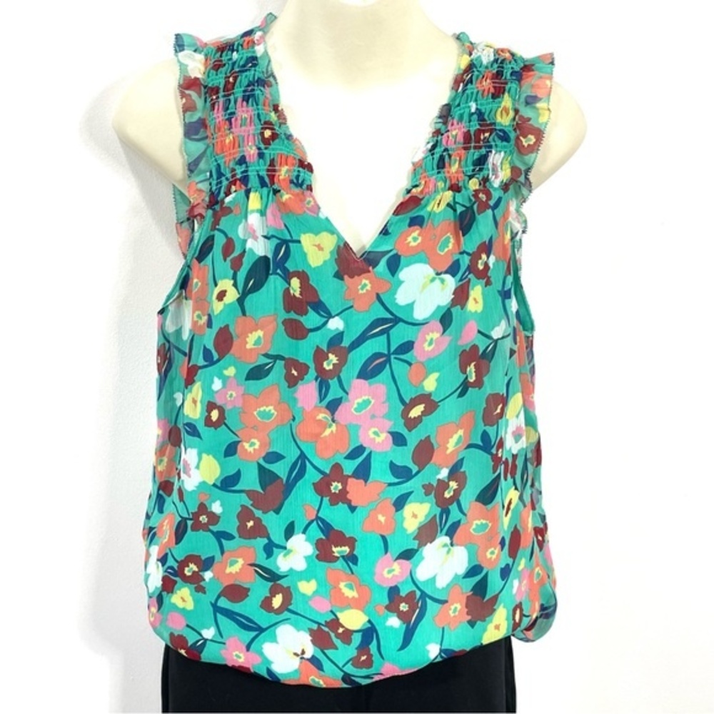 NWT Elle Ruffle Trim Floral Sleeveless Tank Vneck